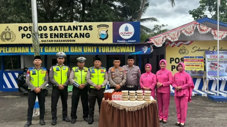 Ramadan 1447 H, Polres Enrekang Konsisten Berbagi Takjil dan Edukasi Keselamatan
