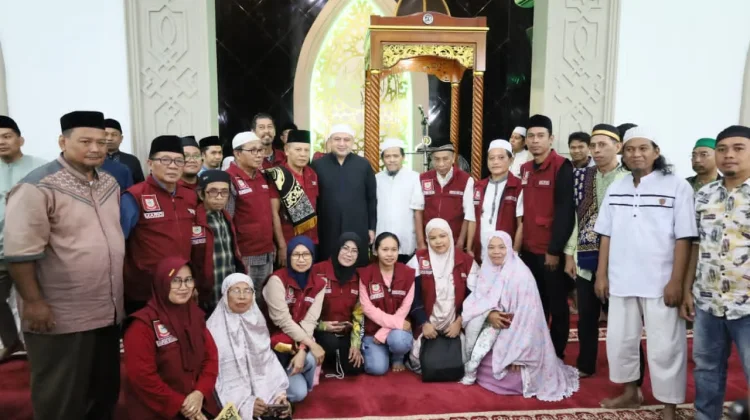 Safari Subuh Hari Ke-10, Munafri Beri Bantuan Sembako di Mariso