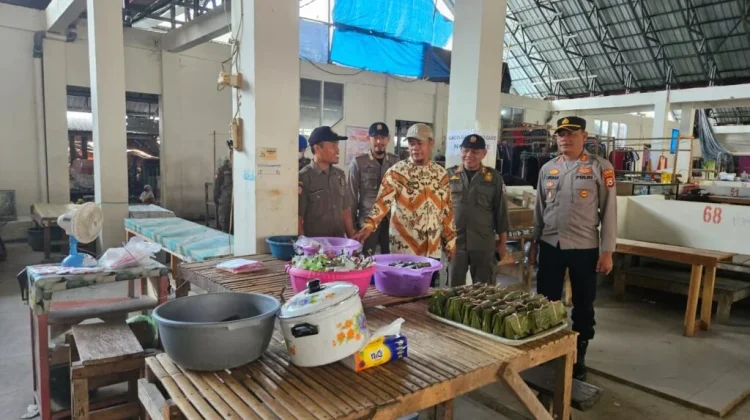 Polsek dan Pemerintah Kecamatan Enrekang Razia Warung Makan
