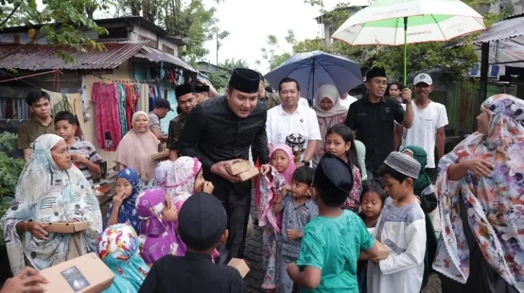 Kapolres Gowa Bagikan Sembako ke Anak-anak
