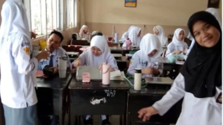 Siswa SMAN 1 Pangkep Antusias Rebutan MBG