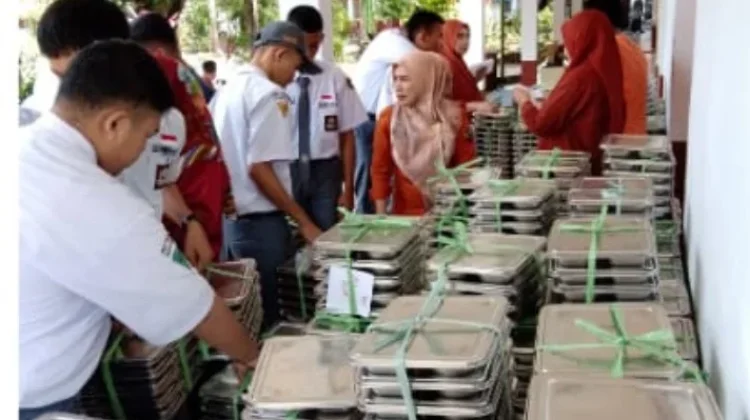 Siswa SMAN 1 Pangkep Antusias Rebutan MBG