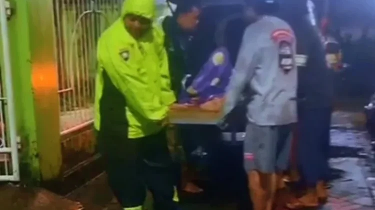 Banjir Manggala,Personel Polsek Manggala Evakuasi Warga Sakit