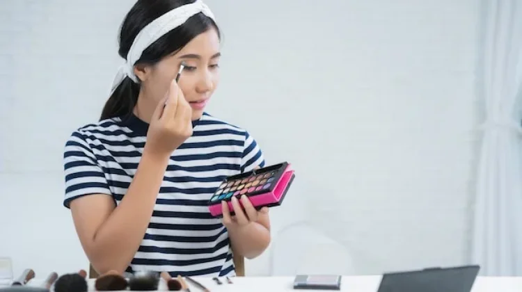 Hukum Menggunakan Softlens dan Make-up dalam Salat
