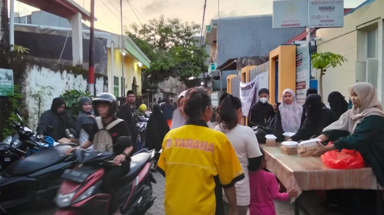 Sapa Warga dan Pengguna Jalan, Komunitas GT-TOT Bagikan Ratusan Takjil