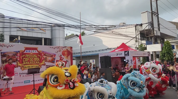 Warga Nantikan Pertunjukan Barongsai pada Festival Cap Go Meh 2026