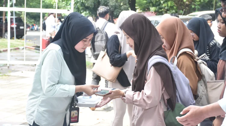 Mahasiswa Unhas Antusias Ikuti Berbagi Takjil Ramadan
