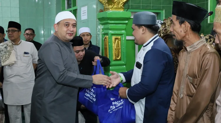Safari Subuh Ramadan, Munafri Arifuddin Serahkan Bantuan Pangan