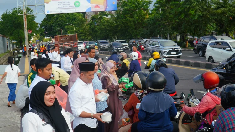 Kemenkum dan DWP Kanwil Sulsel Berbagi Takjil, Tebar Berkah Ramadan