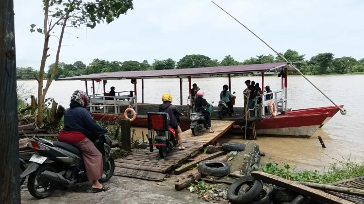 Penyebrangan Tradisional Taeng Jadi Andalan Mobilitas Warga