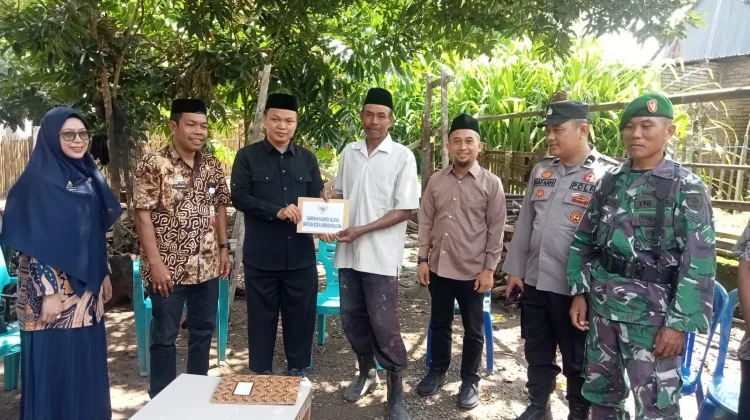 Gubernur Sulsel Salurkan Bantuan bagi 9 Rumah Korban Angin Puting Beliung