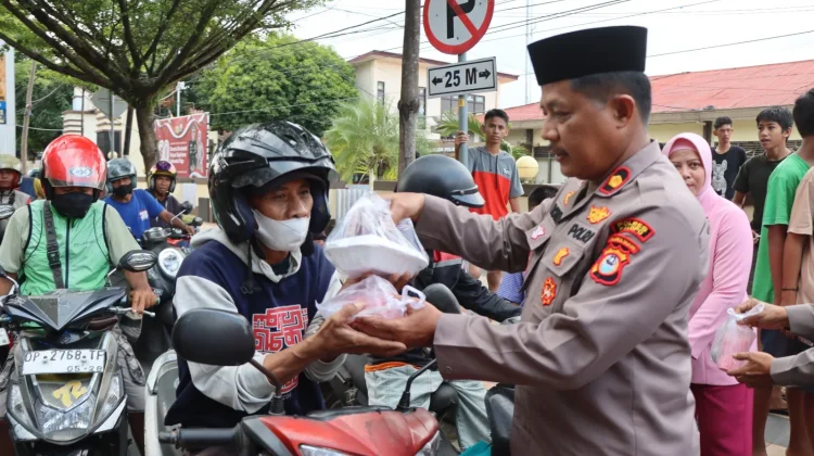 Tanam Kepedulian untuk Berbagi, Polres Palopo Bagi Takjil ke Warga Pengguna Jalan