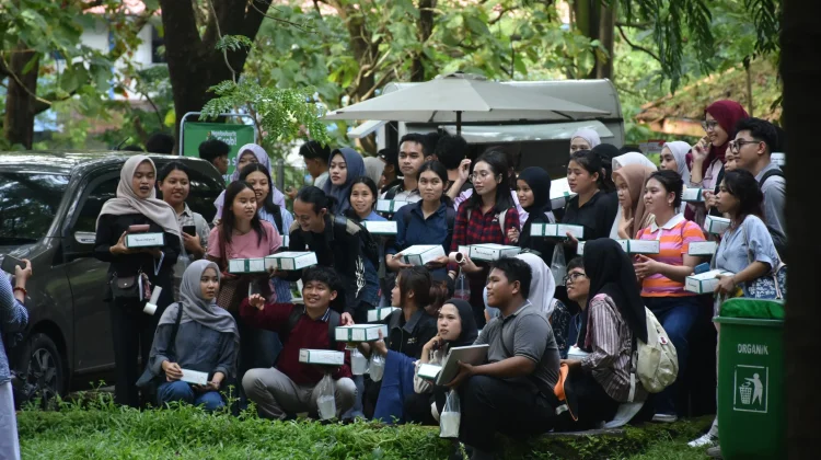Unhas Kembali Salurkan 1.550 Paket Takjil pada Sesi Kedua Berbagi Ramadan