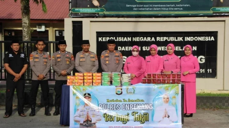 Sie Humas dan Bag Log Polres Enrekang Bersama Bhayangkari Berbagi Takjil