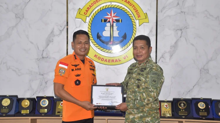 Dankodaeral VI Terima Penghargaan dari Kepala Basarnas RI