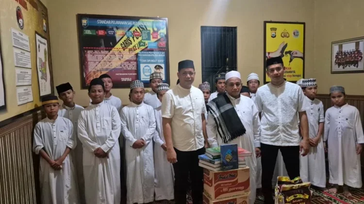 Polres Maros Berbagi Takjil dan Santuni Santri Penghafal Al-Qur’an