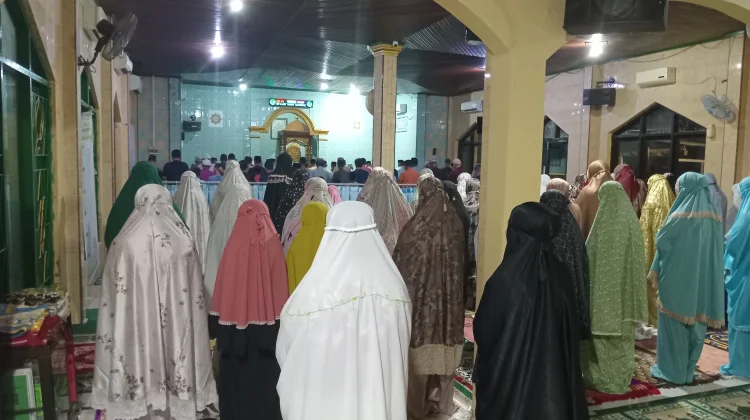 Puluhan Jemaah Khusyuk Ikuti Ceramah Tarawih di Masjid Nurul Jihad Sudiang
