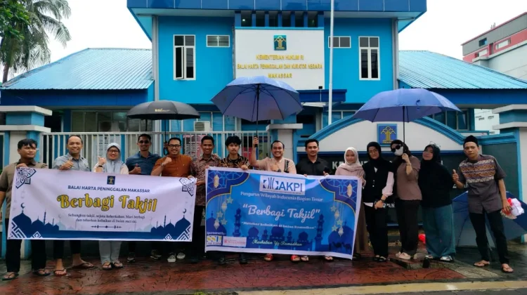 AKPI Wilayah Indonesia Timur-BHP Makassar Berbagi Takjil kepada Pengguna Jalan
