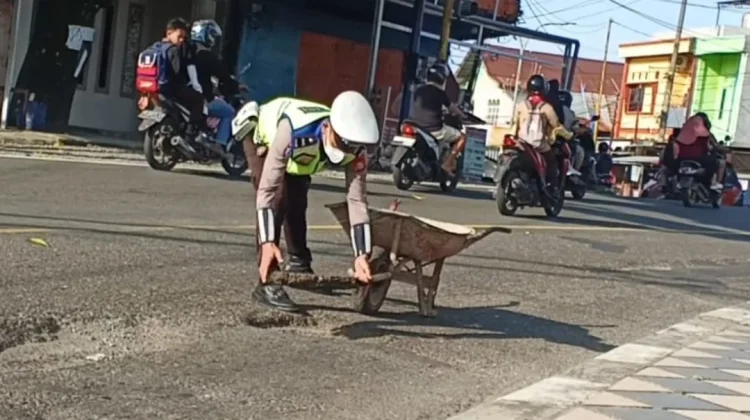 Sosok Aipda Herman Tambal Jalan Berlubang di Kota Parepare