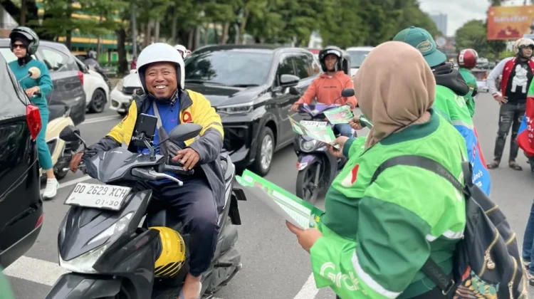 Mitra Pengemudi Grab Bagikan Ratusan Takjil di Makassar