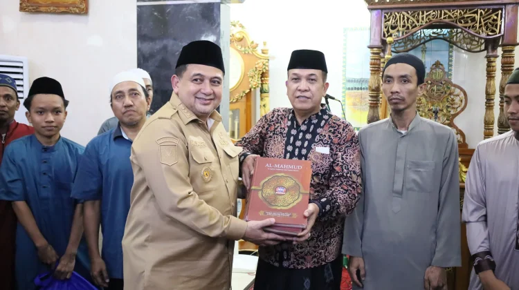Tarawih Bersama Warga di Mariso, Munafri Ingatkan Ketertiban dan Kebersihan