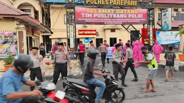 Samapta Polres Parepare Bersih Rumah Ibadah, Berbagi Takjil hingga Buka Puasa