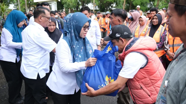 Pemkab Gowa-Baznas Salurkan Paket Lebaran untuk 716 Tenaga Outsourcing