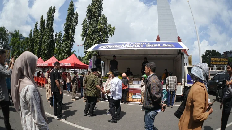 Tinjau Pasar Murah di Monumen Mandala, Munafri Pastikan Warga Terlayani