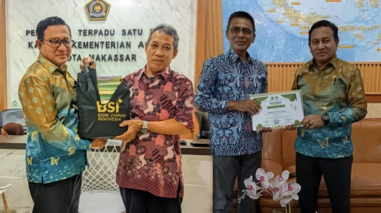 Kakankemenag Serahkan Wakaf Alquran untuk Anak-anak Peserta Amaliyah Ramadhan