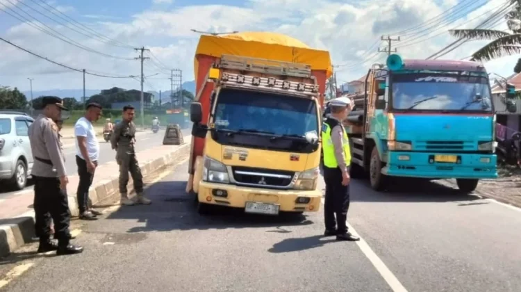 Petugas Operasi Ketupat Evakuasi Truk Rusak di Jalur Maros–Pangkep