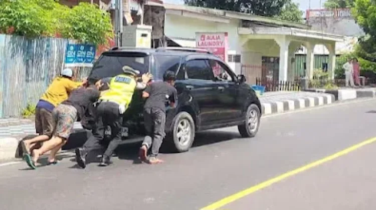 Mobil Pemudik Mogok di Bau Massepe, Petugas Sigap Bantu Dorong
