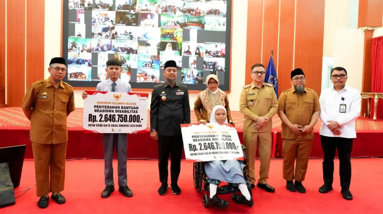 Gubernur Sulsel Serahkan Beasiswa untuk 3.400 Siswa SLB
