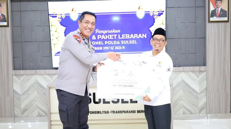 Kapolda Sulsel Serahkan Zakat Personil ke BASNAZ Sulsel