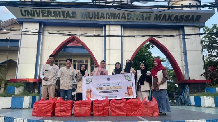 Mahasiswa Pascasarjana Unismuh Makassar Berbagi Takjil