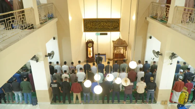 Sivitas Unismuh Makassar Salat Lail Bersama