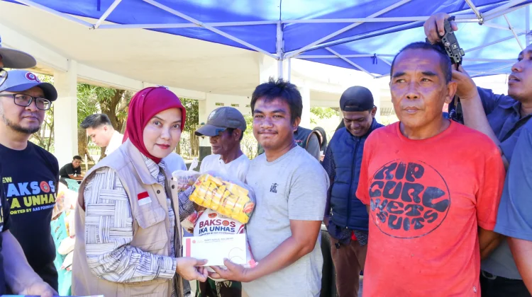 Pemkot Makassar dan IKA Unhas Salurkan 300 Paket Sembako ke Petugas Lapangan