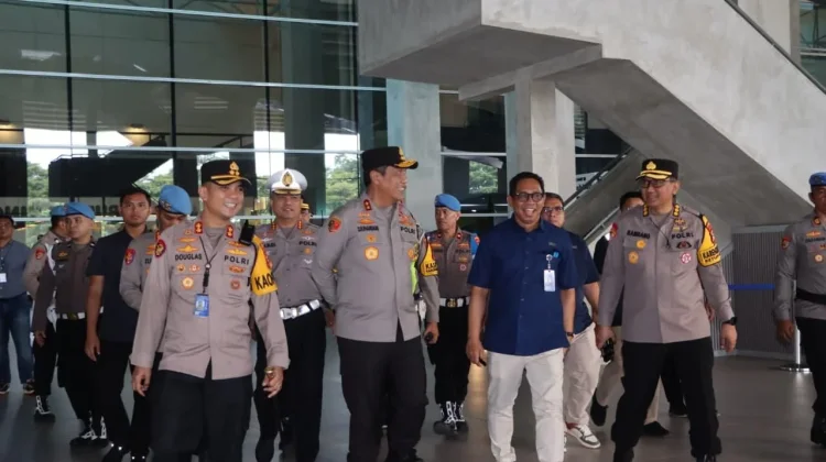 Pantau Lonjakan Pemudik, Kapolda Sulsel Tinjau Posyan Bandara Hasanuddin