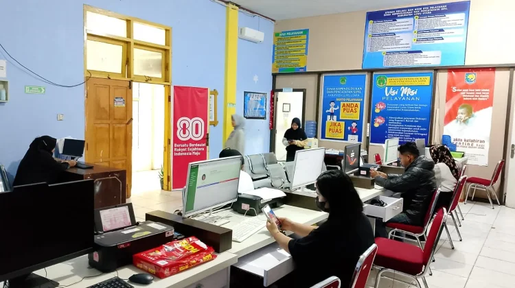 Tak Kenal Libur, Dukcapil Lutra Tetap Layani Warga saat Lebaran