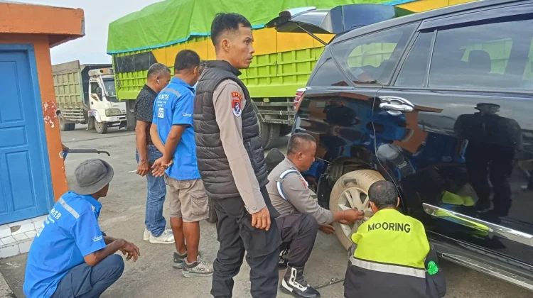 Ban Mobil Pemudik Pecah di Pelabuhan Parepare, Polisi Turun Tangan Bantu Perbaikan
