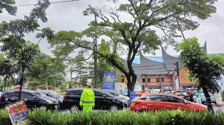 Kepadatan Kendaraan Warnai Pelaksanaan Salat Id di Kawasan Tamalanrea