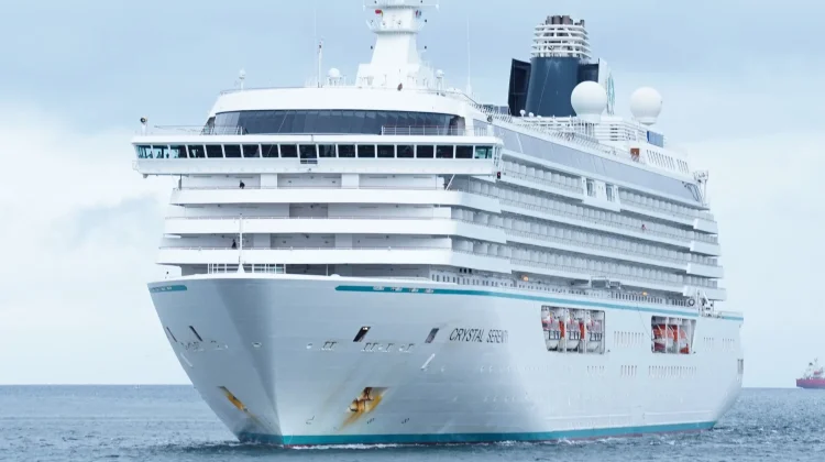 SPJM Layani Kedatangan Kapal Pesiar Crystal Serenity Makassar