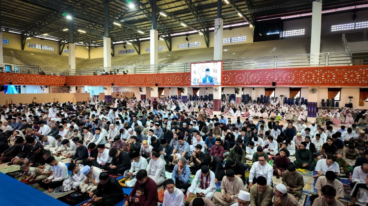 Hujan Tak Surutkan Antusiasme, Sekitar 8.000 Jamaah Salat Id di Unismuh Makassar