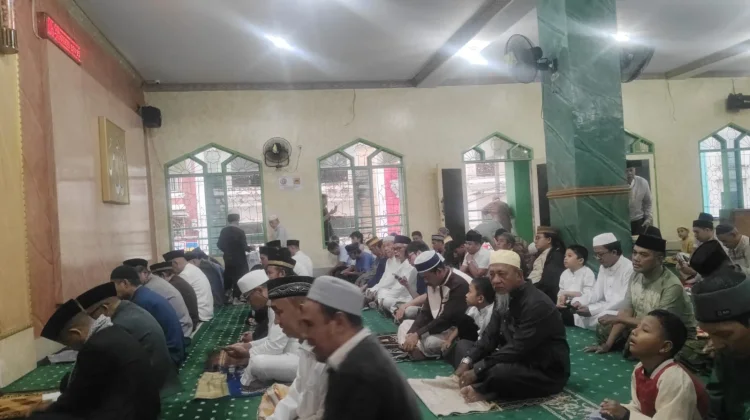 Diguyur Hujan, Ratusan Jemaah Tetap Laksanakan Salat Idul Fitri di Masjid Al Fattah