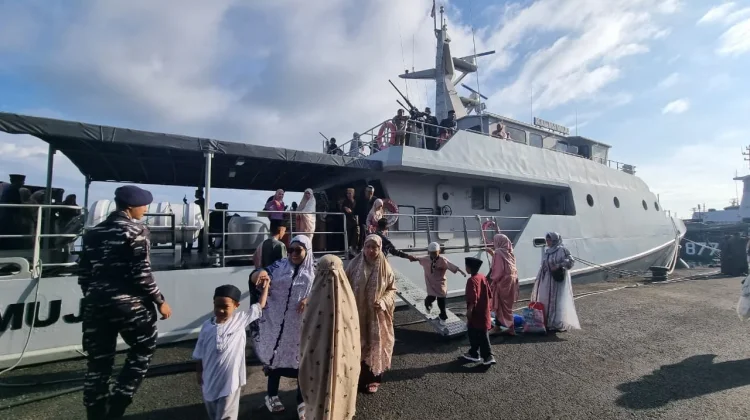 Warga Serbu KRI usai Salat Idul Fitri