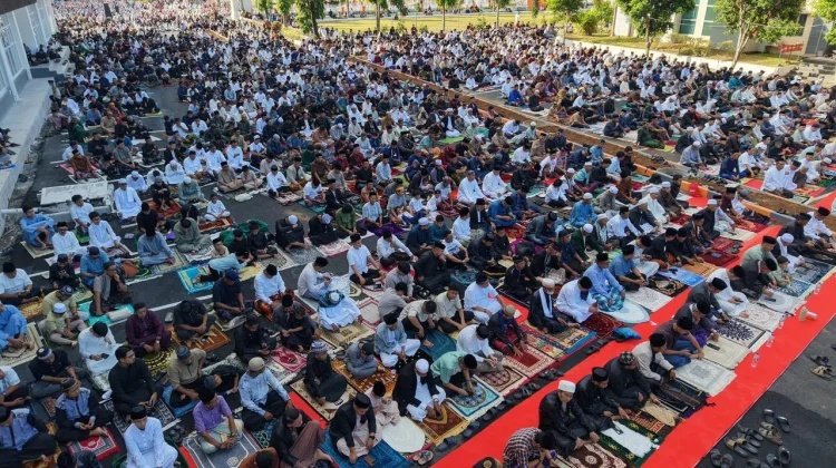 Warga Padati Plataran Gedung Ammatoa Laksanakan Salat Idulfitri