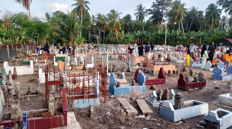 Tradisi Ziarah Kubur usai Salat Id di Desa Ongkoe