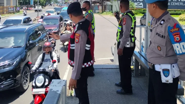 Kemacetan Mengular di Poros Maros–Makassar, Polisi Lakukan Penguraian