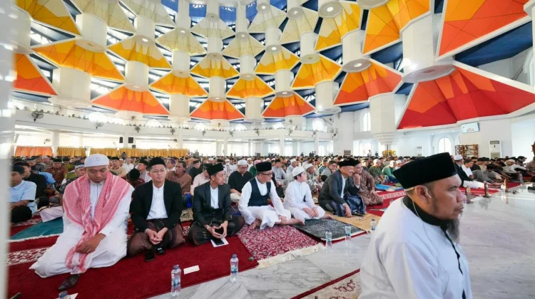 Puluhan Ribu Masyarakat Sulsel Salat Ied di Masjid Kubah 99 Asmaul Husna