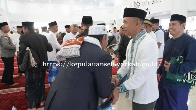 Momen Dihari Kemenangan, Masyarakat Silaturahmi dengan Bupati Selayar
