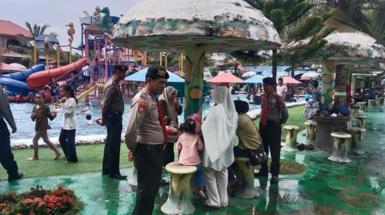 Ribuan Pengunjung Padati Grand Waterboom Maros, Polisi Perketat Pengamanan